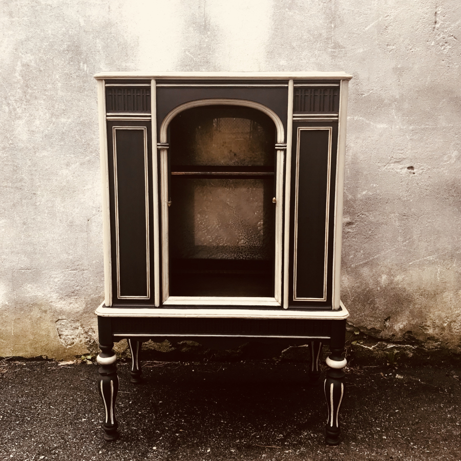 Radio turned bar