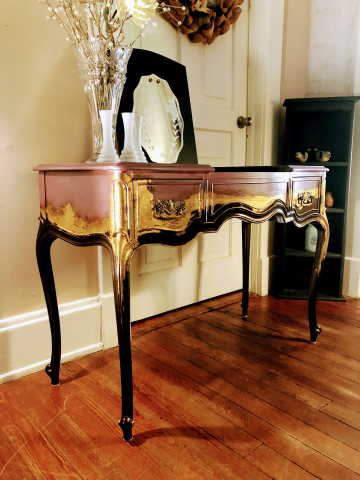 Side view of Miss Queen Bee