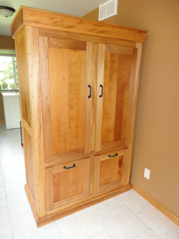 Panels carried from the front to the side, all matching. Show piece from every angle.