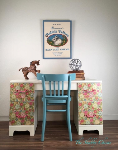 Darling Vintage Vanity/Desk w/Chair